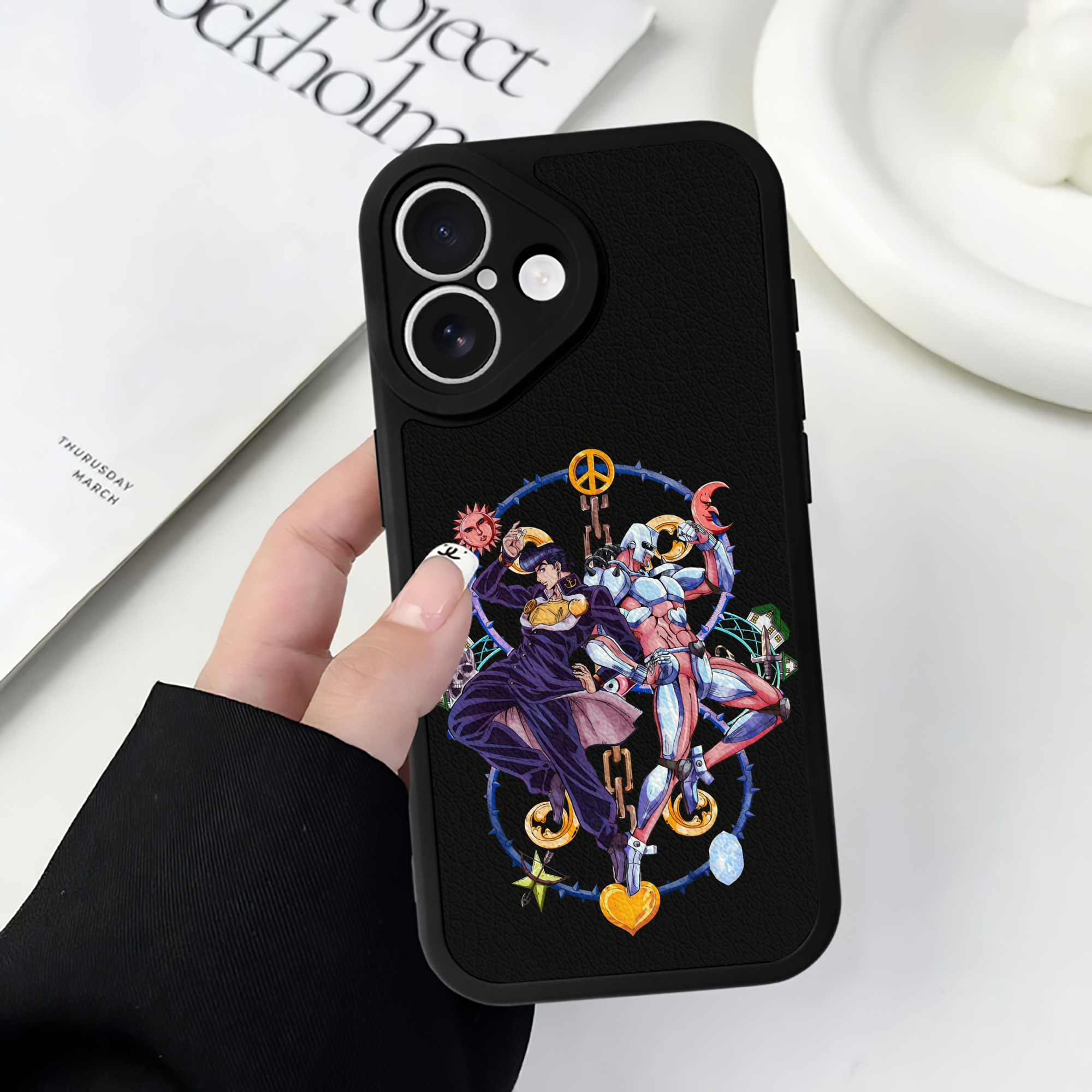 （画像用） ジョジョの奇妙な冒険 ひがしかた じょうすけ JoJo's Bizarre Adventure Higashikata Josuke 【iPhone 16シリーズ対応】シリコンスマホケース（レザー調） 材質：シリコン